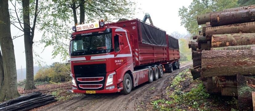 DK-Miljø Lastbil på skovvej, træfældning